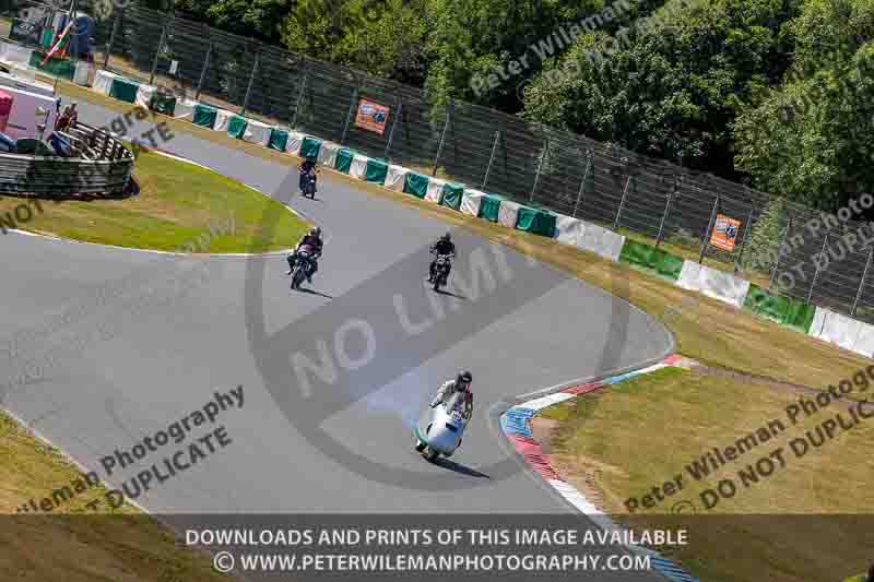 Vintage motorcycle club;eventdigitalimages;mallory park;mallory park trackday photographs;no limits trackdays;peter wileman photography;trackday digital images;trackday photos;vmcc festival 1000 bikes photographs